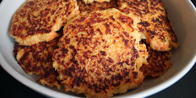 Kom dem evt. i et fad eller på en bradepande og bag dem færdigt i ovnen.