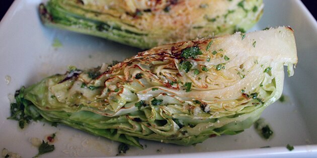 Sprødt spidskål, der steges i en lækker olieblanding.