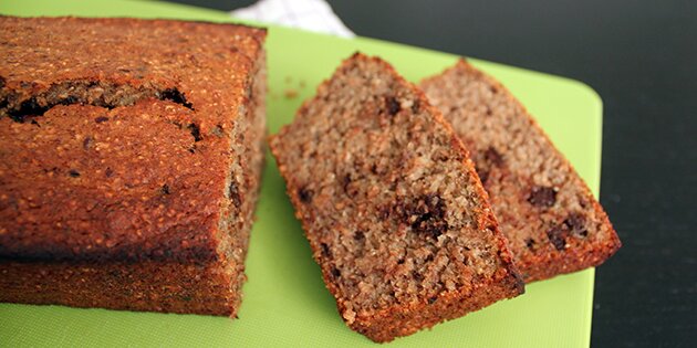 Lækkert og svampet bananbrød uden sukker og med fuldkornsmel, så det kan spises med god samvittighed.