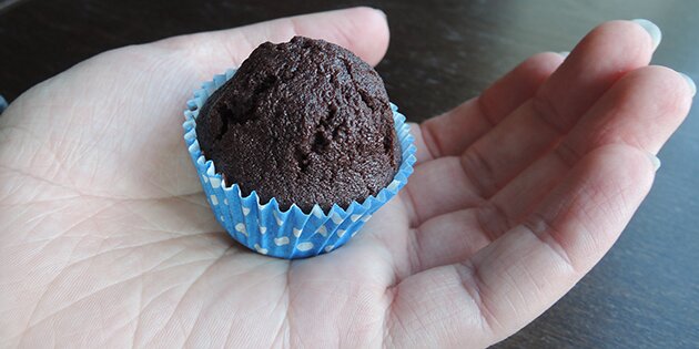 Så små er de her minicupcakes med chokolade.