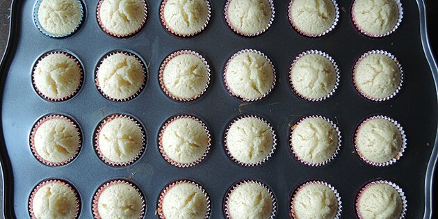 24 minicupcakes med vanilje, der lige er kommet ud af ovnen.