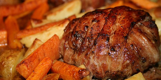 Bag bøfferne med rodfrugter, og så er det en komplet ret