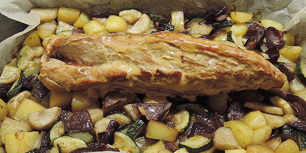 Svinemørbraden smøres ind i sennep