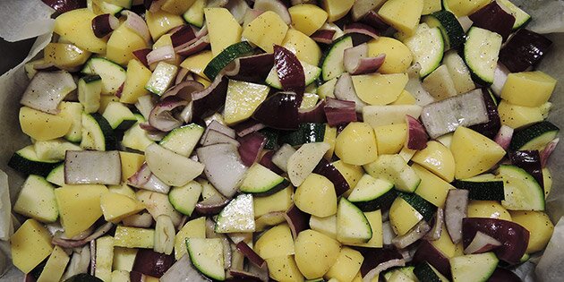 Alle grøntsagerne skal bare tilberedes i et fad i ovnen