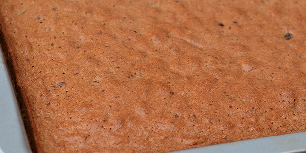 Chokoladekagen bliver ekstra luftig p.g.a. de piskede æggehvider.