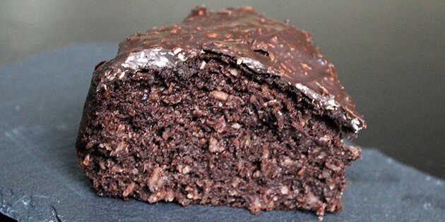 Svampet sund chokoladekage med kokos, der kan nydes med god samvittighed.