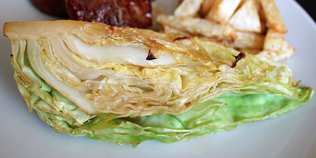 Soja gør spidskålen salt, og tilbehøret passer til alt fra frikadeller til laks.