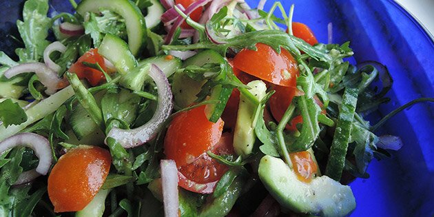 Salat med avocado og rucola