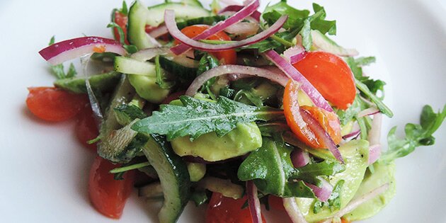 Salaten passer godt til f.eks. grillmad, fisk og tærte.