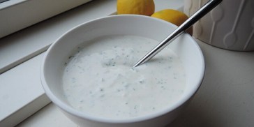 Dejlig creme fraiche dressing, der er fyldt med friskhakket persille