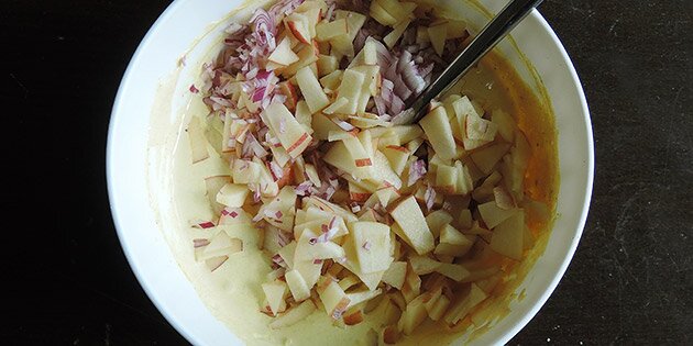 Karrydressingen er fyldt med fintsnittet rødløg og æble