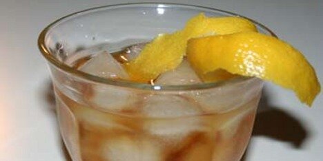 En "gammeldags" drink pyntet med citronskal.
