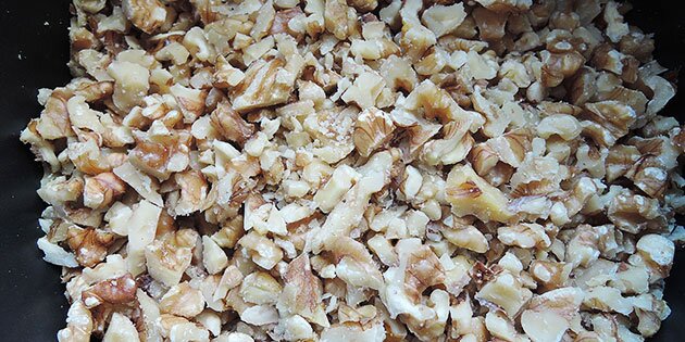 Grofhakkede valnødder til moussen