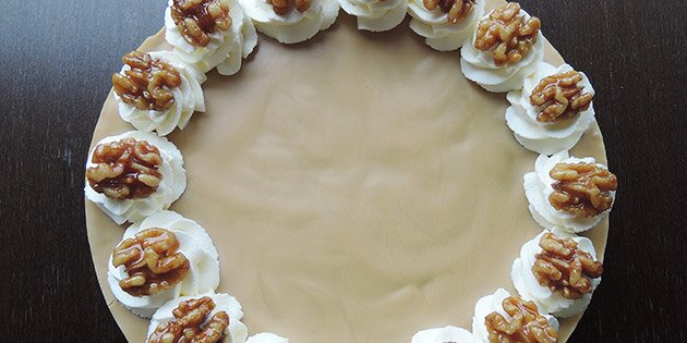 Valnøddelagkagen set fra oven med kaffeglasur og flødeskum