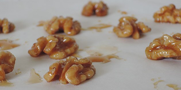 Lav evt. kandiserede valnødder til pynt