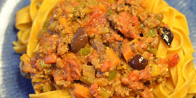 Her er den serveret med frisk pasta, og så et godt glas rødvin ved siden af.