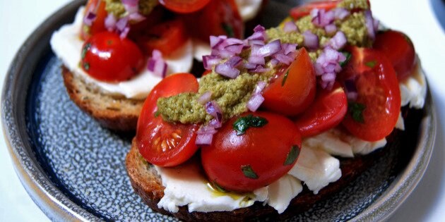 De lækreste bruschetta med tomat, pesto, mozzarella og rødløg.