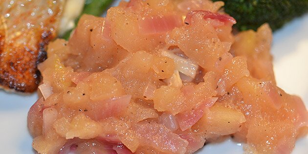 Her er kompotten serveret til fisk og dampede grøntsager.