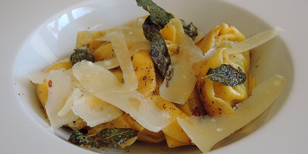 Lækre tortellini pasta med salvie, smør og parmesan