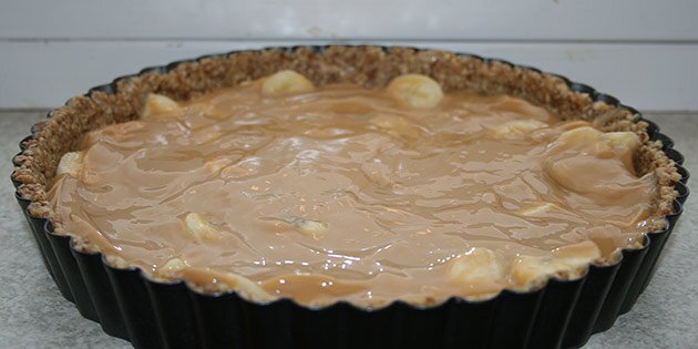 Karamellen fordeles oven på bananskiverne