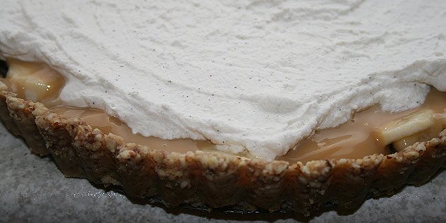 Hele herligheden toppes med vaniljeflødeskum