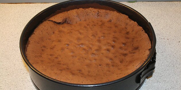 Kagen bages i springform, så den er nem at tage ud