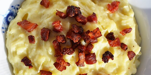 Dejlig cremet kartoffelmos med tern af sprødt bacon på toppen