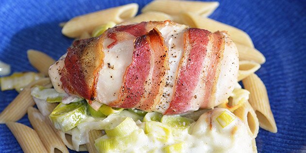 Her serveret med pasta, men kan også serveres med ris eller kartofler.