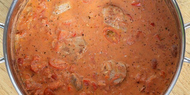 Retten simrer i gryden.