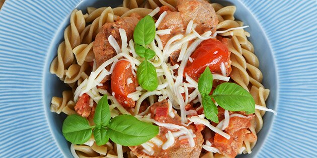 Mozzarella og basilikum på toppen giver et moderne twist.