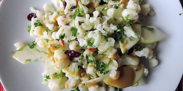 De friske stykker æble passer forrygende godt til den stærke sennepsdressing