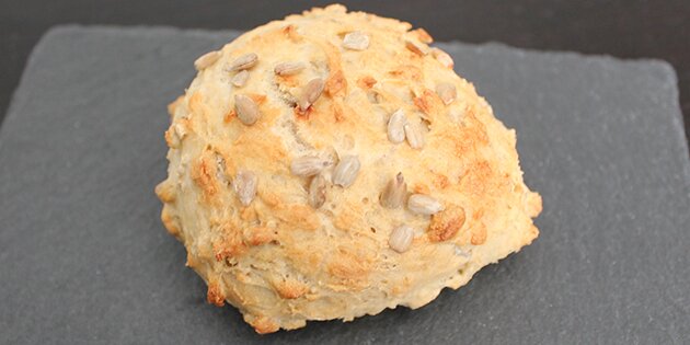 En bolle med solsikkekerner på toppen og indeni