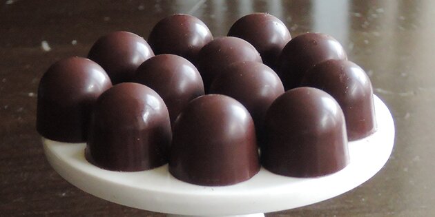 Chokoladerne får en smuk blank overflade, når chokoladen tempereres korrekt