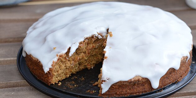 De mange krydderier giver den en aromatisk smag, der passer godt til citronglasuren.