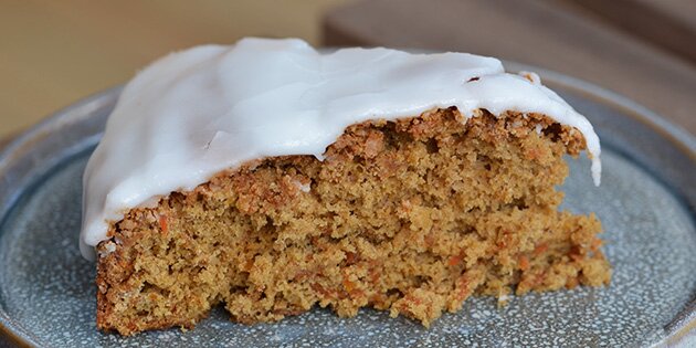 Selvom kagen bages uden smør, bliver den stadig svampet indeni.