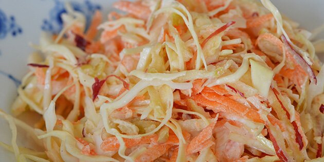 Denne coleslaw er både frisk og cremet - traditionel med et twist.
