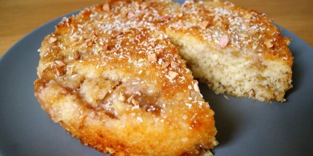 Kagen er dejligt svampet og fyldt med skønne rabarber