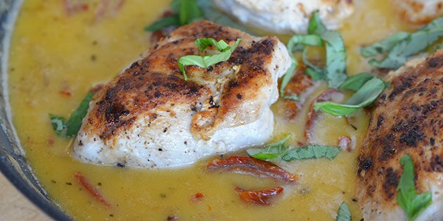 Jeg serverede med pasta, dampede grøntsager og et glas hvidvin.