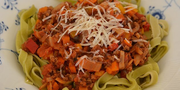 Server den med pasta og evt. lidt parmesan på toppen