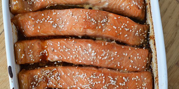 Her er fisken lige kommet ud af ovnen - teriyaki marinaden har givet lidt farve.