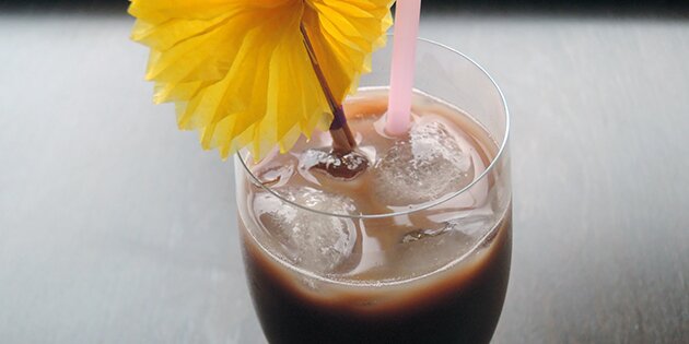 Servér med masser af isterninger.