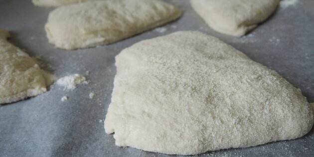 Bollerne er klar på bagepladen