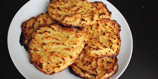 Rustikke og sprøde kartoffelrösti, der er ultra nemme at bage i ovnen.