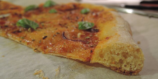 Luftig krumme i skorpen og helt tynd bund