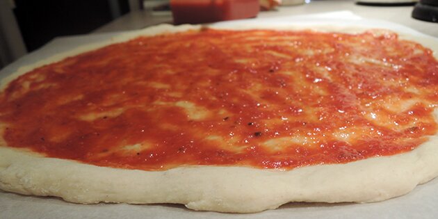 Smør kun et tyndt lag tomatsauce på
