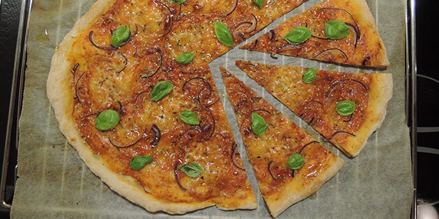 Frisk hjemmelavet pizza lige ud af ovnen