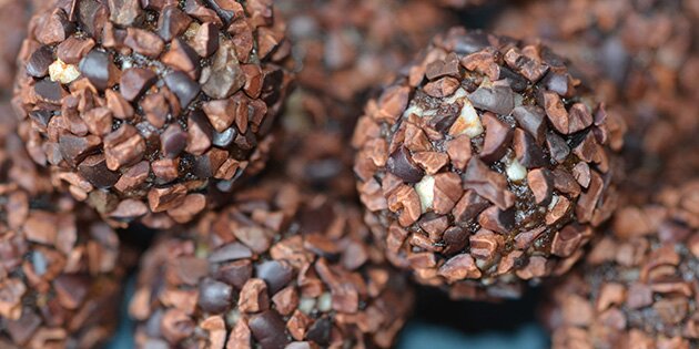 Der er kakao i de sunde kugler, og så er de rullet i kakaonibs