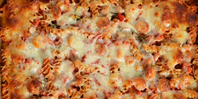Pastaskruer, pølser og peberfrugt tilberes nemt i tomatsovsen i ovnen.