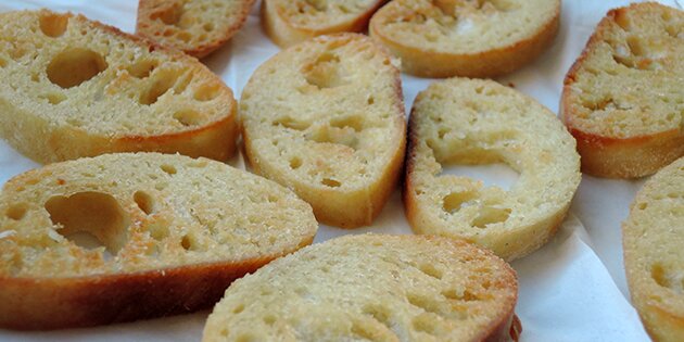 Ristet brød skal gnides med hvidløg