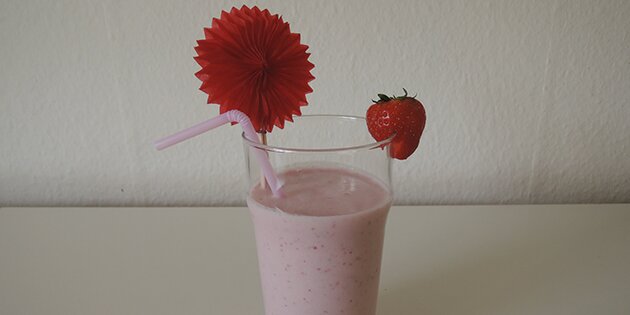 Pynt evt. milkshaken med et jordbær på kanten.